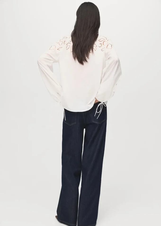 Bestickte Bluse mit Schleifen Bestickte Bluse mit Schleifen