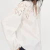 Bestickte Bluse mit Schleifen Bestickte Bluse mit Schleifen