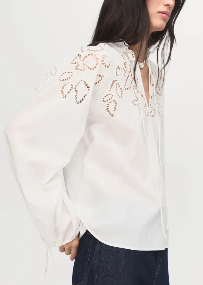 Bestickte Bluse mit Schleifen Bestickte Bluse mit Schleifen