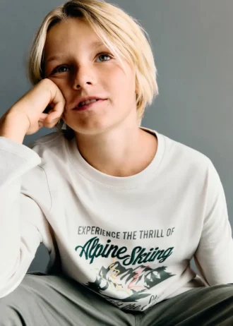Besticktes bedrucktes T-Shirt