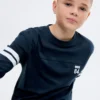 Besticktes bedrucktes T-Shirt