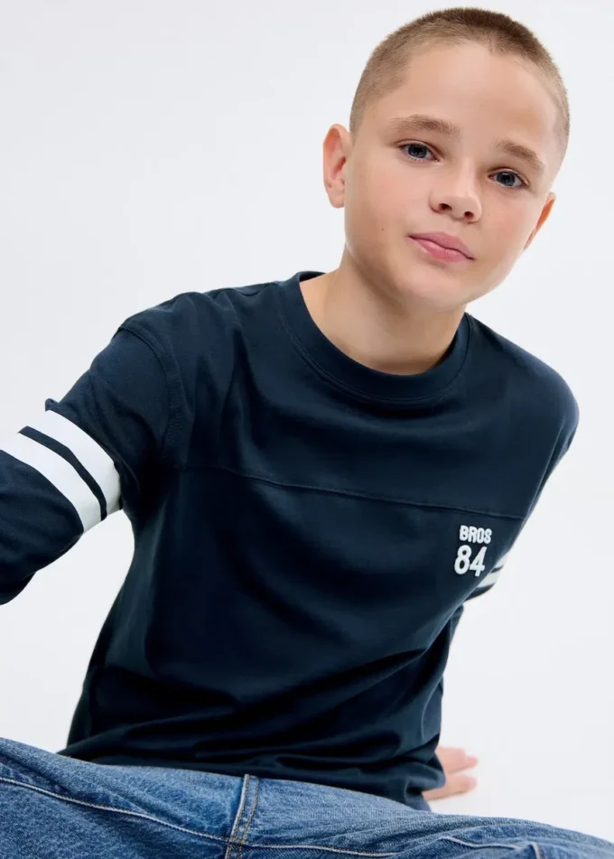 Besticktes bedrucktes T-Shirt