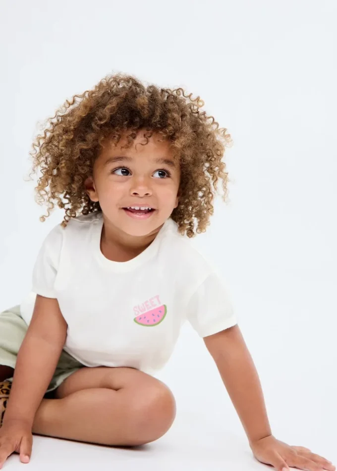 Besticktes bedrucktes T-Shirt