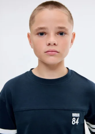 Besticktes bedrucktes T-Shirt