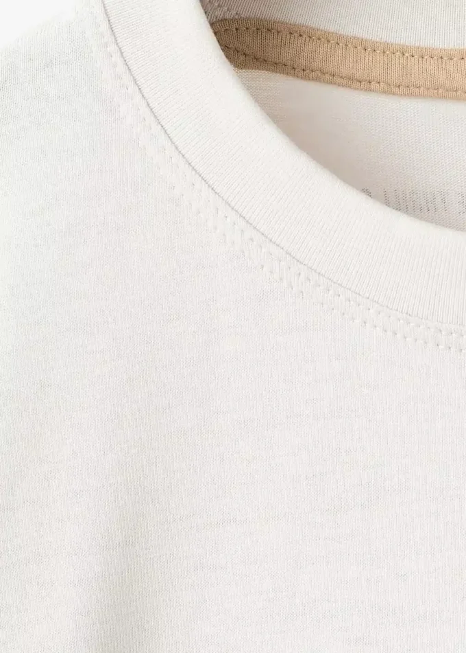 Besticktes bedrucktes T-Shirt