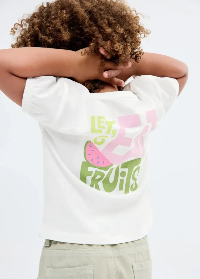 Besticktes bedrucktes T-Shirt