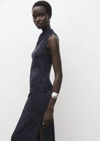 Besticktes Kleid mit drapiertem Kragen