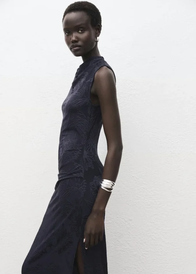 Besticktes Kleid mit drapiertem Kragen Besticktes Kleid mit drapiertem Kragen