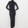Besticktes Kleid mit drapiertem Kragen Besticktes Kleid mit drapiertem Kragen