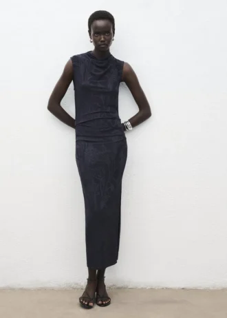 Besticktes Kleid mit drapiertem Kragen