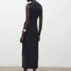 Besticktes Kleid mit drapiertem Kragen Besticktes Kleid mit drapiertem Kragen
