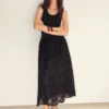 Besticktes Kombikleid mit Spitzenakzenten Besticktes Kombikleid mit Spitzenakzenten