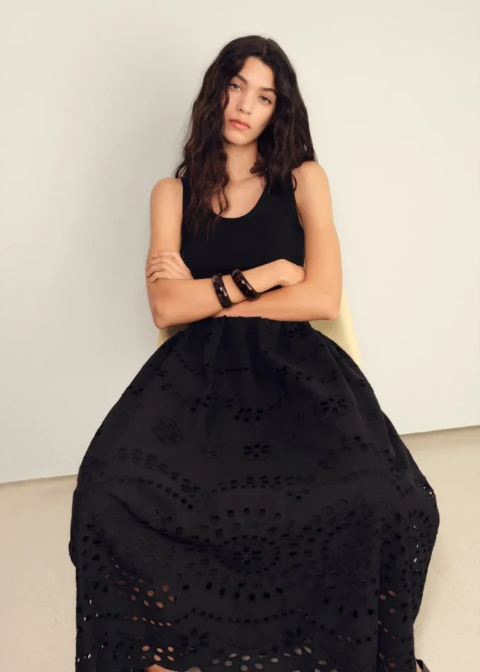 Besticktes Kombikleid mit Spitzenakzenten Besticktes Kombikleid mit Spitzenakzenten
