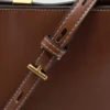 Beuteltasche mit Metalldetails Beuteltasche mit Metalldetails