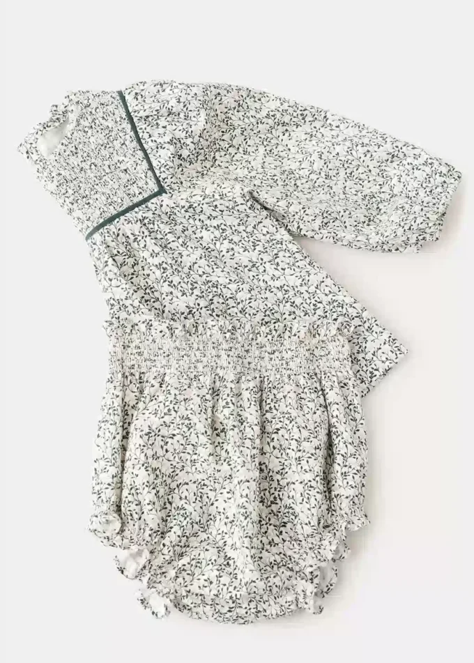 Blumenkleid und Windelüberzug Blumenkleid und Windelüberzug