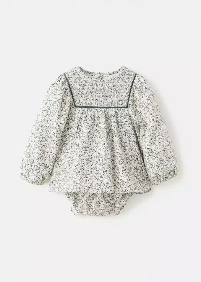 Blumenkleid und Windelüberzug Blumenkleid und Windelüberzug