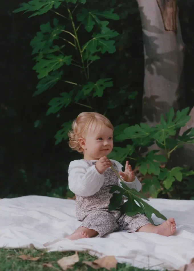 Blumige Latzhose aus Cord
