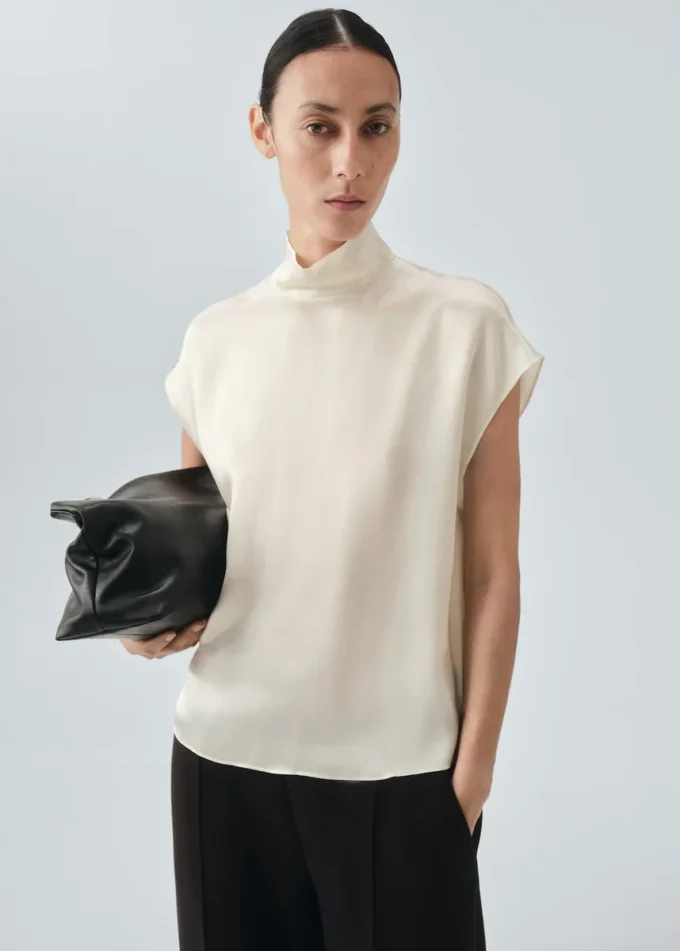 Bluse aus 100 % Seidensatin mit Rollkragen Bluse aus 100 % Seidensatin mit Rollkragen
