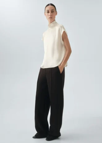 Bluse aus 100 % Seidensatin mit Rollkragen