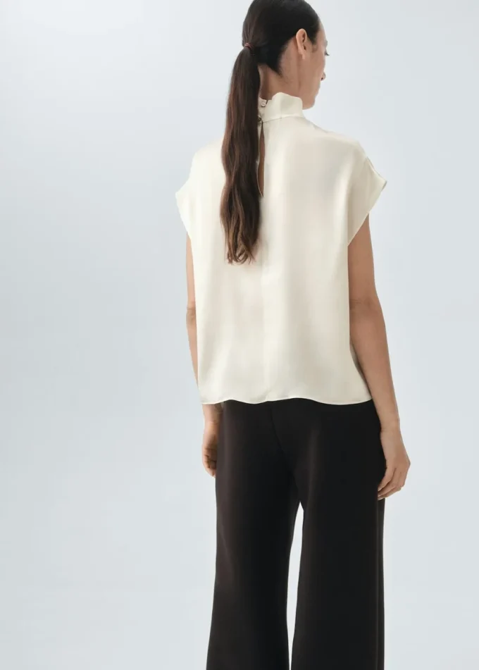Bluse aus 100 % Seidensatin mit Rollkragen Bluse aus 100 % Seidensatin mit Rollkragen