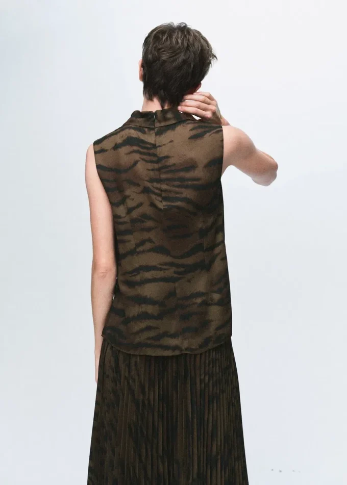 Bluse mit Animal-Print und drapiertem Kragen Bluse mit Animal-Print und drapiertem Kragen