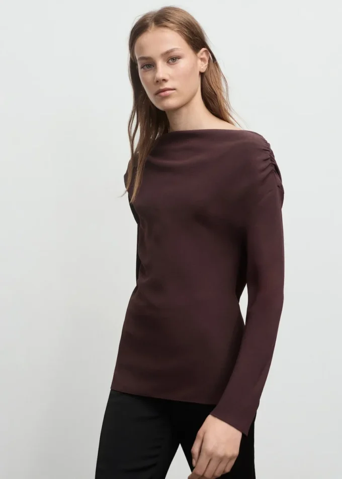 Bluse mit asymmetrischem Ausschnitt Bluse mit asymmetrischem Ausschnitt