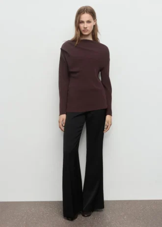Bluse mit asymmetrischem Ausschnitt