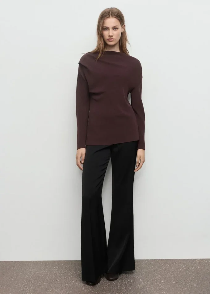 Bluse mit asymmetrischem Ausschnitt Bluse mit asymmetrischem Ausschnitt