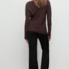 Bluse mit asymmetrischem Ausschnitt Bluse mit asymmetrischem Ausschnitt