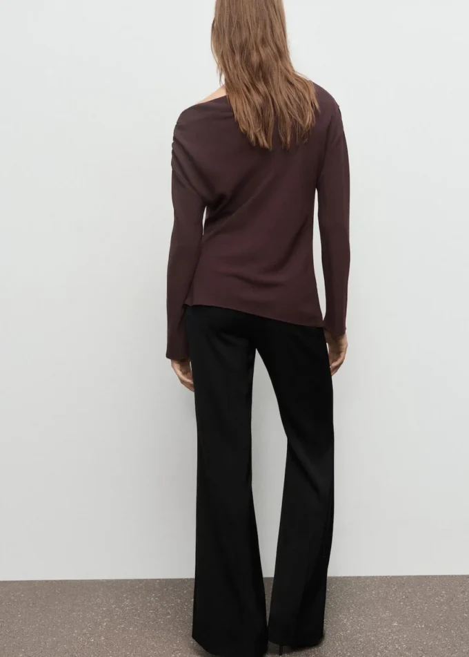 Bluse mit asymmetrischem Ausschnitt Bluse mit asymmetrischem Ausschnitt