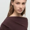 Bluse mit asymmetrischem Ausschnitt Bluse mit asymmetrischem Ausschnitt
