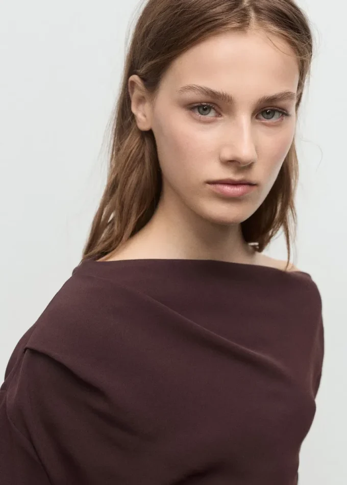 Bluse mit asymmetrischem Ausschnitt Bluse mit asymmetrischem Ausschnitt