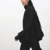 Bluse mit ausgestellten Ärmeln und Rüschen Bluse mit ausgestellten Ärmeln und Rüschen