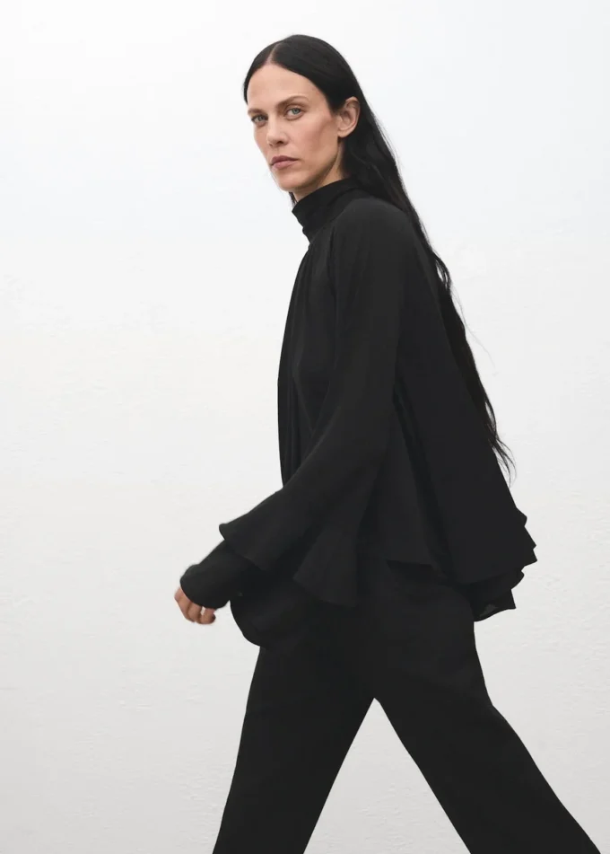 Bluse mit ausgestellten Ärmeln und Rüschen Bluse mit ausgestellten Ärmeln und Rüschen