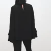 Bluse mit ausgestellten Ärmeln und Rüschen Bluse mit ausgestellten Ärmeln und Rüschen