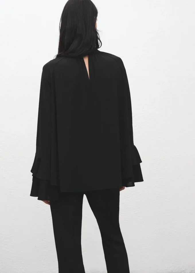 Bluse mit ausgestellten Ärmeln und Rüschen Bluse mit ausgestellten Ärmeln und Rüschen
