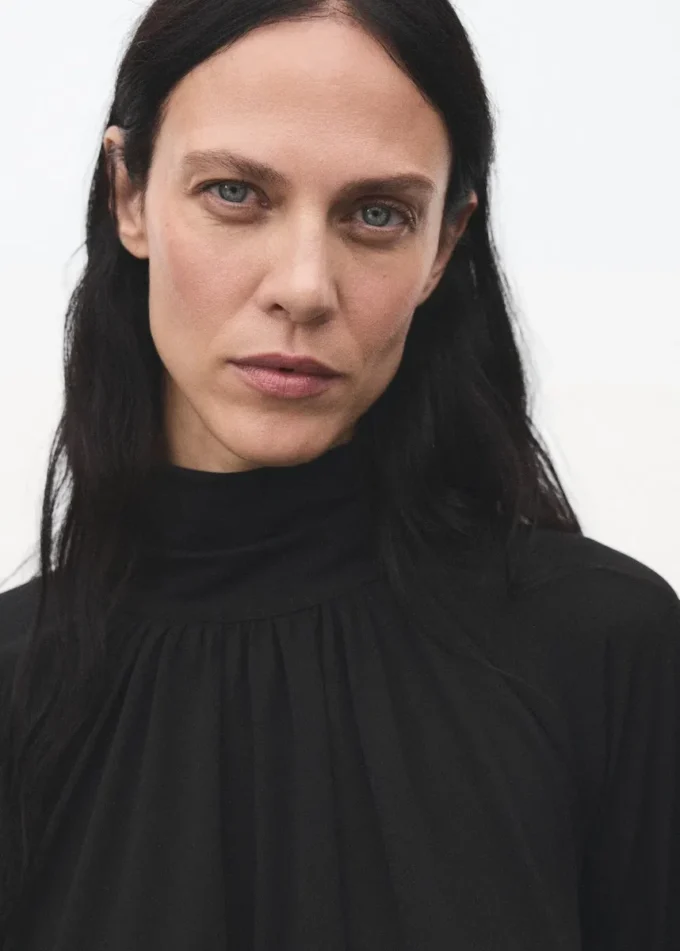Bluse mit ausgestellten Ärmeln und Rüschen Bluse mit ausgestellten Ärmeln und Rüschen