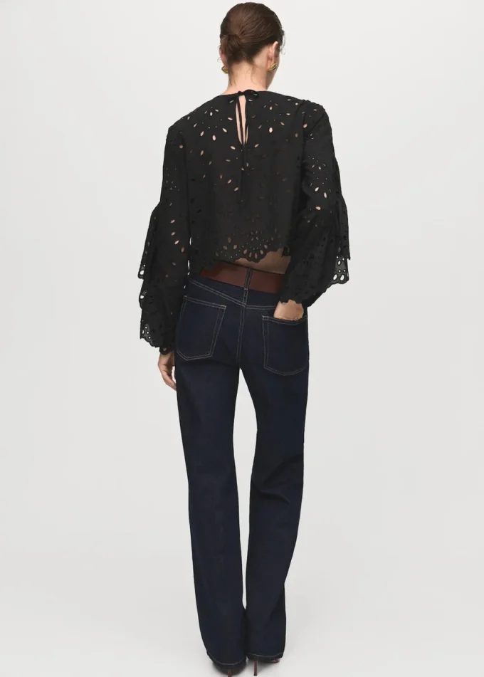 Bluse mit bestickten Rüschen Bluse mit bestickten Rüschen