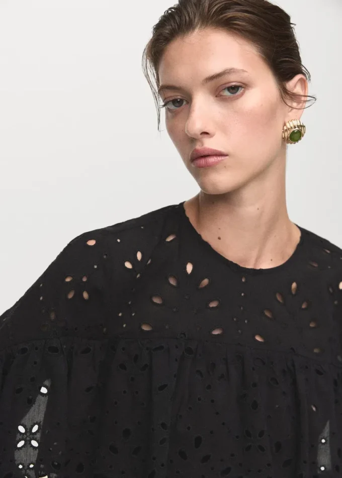 Bluse mit bestickten Rüschen Bluse mit bestickten Rüschen