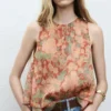 Bluse mit Blumenprint und Falten Bluse mit Blumenprint und Falten