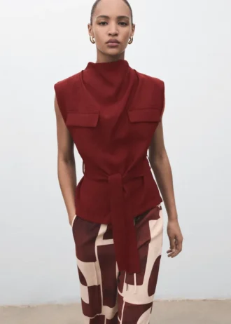 Bluse mit drapiertem Ausschnitt und Gürtel