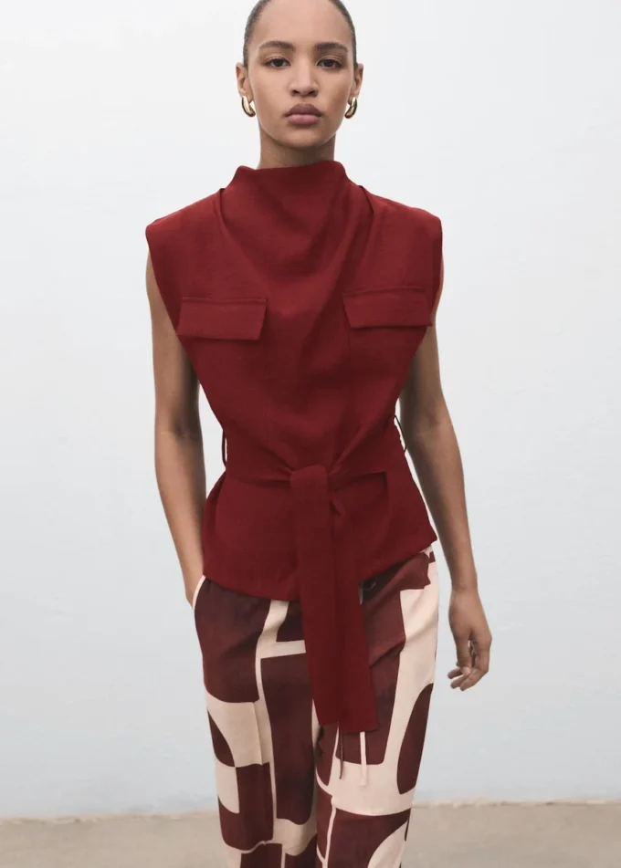 Bluse mit drapiertem Ausschnitt und Gürtel Bluse mit drapiertem Ausschnitt und Gürtel