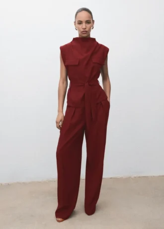 Bluse mit drapiertem Ausschnitt und Gürtel