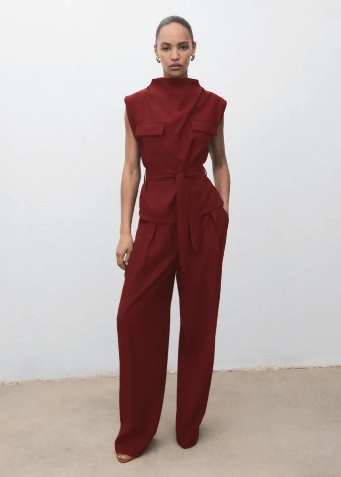 Bluse mit drapiertem Ausschnitt und Gürtel Bluse mit drapiertem Ausschnitt und Gürtel