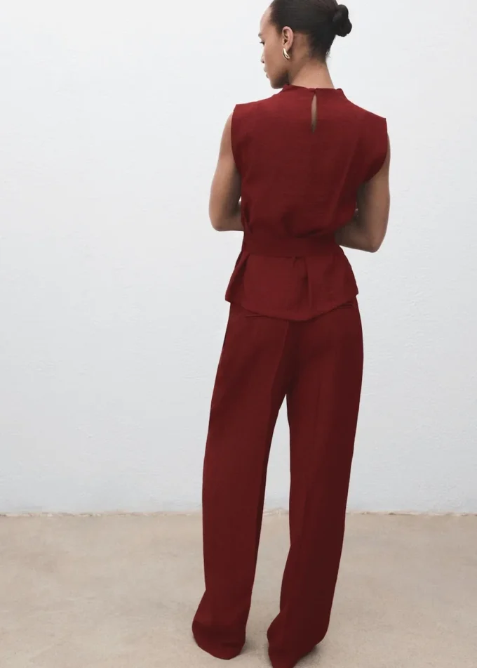 Bluse mit drapiertem Ausschnitt und Gürtel Bluse mit drapiertem Ausschnitt und Gürtel