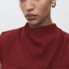 Bluse mit drapiertem Ausschnitt und Gürtel Bluse mit drapiertem Ausschnitt und Gürtel