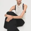 Bluse mit drapiertem Kragen und kontrastierender Borte Bluse mit drapiertem Kragen und kontrastierender Borte