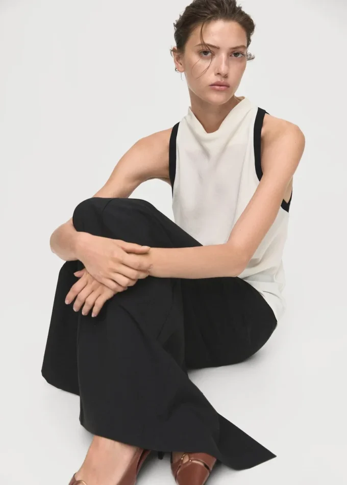 Bluse mit drapiertem Kragen und kontrastierender Borte Bluse mit drapiertem Kragen und kontrastierender Borte