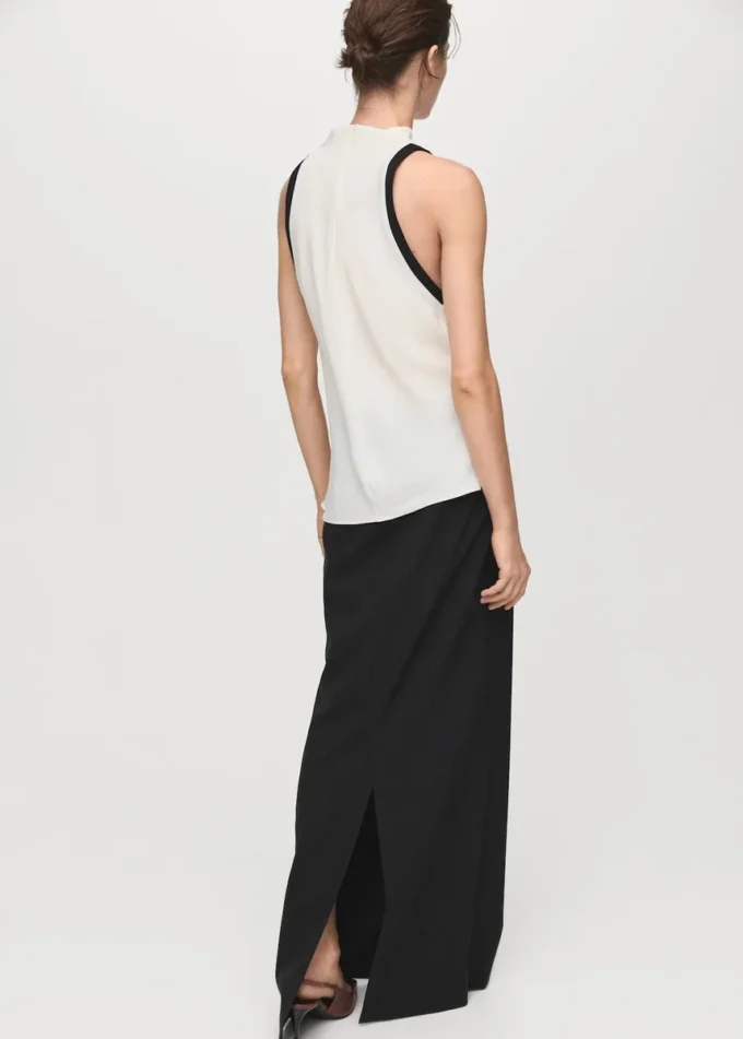 Bluse mit drapiertem Kragen und kontrastierender Borte Bluse mit drapiertem Kragen und kontrastierender Borte