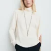 Bluse mit hohem Kragen und asymmetrischen Ärmeln Bluse mit hohem Kragen und asymmetrischen Ärmeln